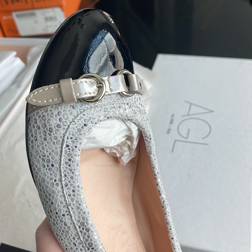 AGL. Very gently worn-maybe once. Stingray and black cap toe-softest leather.